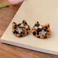 Schattige schildpad kat oorknopjes met fonkelende kristallen strik- en bloemaccenten - Zilveren Stift Kattenkop Stijl / Koffie Luipaard