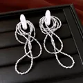 Detail von mehrlagigen Quastenohrringen mit Silberperlen und weißen Perlen. - Mehrschichtiger Quasten-Perlen-Stil (HE35542) / Silbernadel - Silber Weiß Grau