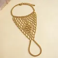 Detailansicht der goldenen hohlen Handkette im Spinnennetz-Stil mit Ring - Gold