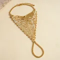 Detailansicht eines goldenen Metall-Mesh-Sklavenarmbands mit integriertem Ring - Gold Pailletten
