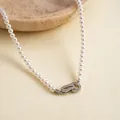 Detailopname van parelketting met een fonkelende geometrische sluiting bezet met zirkoon. - Wit