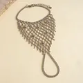 Detailansicht der silberfarbenen Spinnennetz-Handkette mit integriertem Fingerring - Silber - Quaste