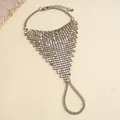 Detailansicht eines silbernen Metall-Mesh-Sklavenarmbands mit Handketten-Design - Silberne Paillette