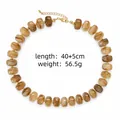 Macrodetail van amberkleurige kralenketting met lengte- en gewichtspecificaties - camel