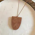 Minimalistische bruine leren hanger voor een bril aan een dun koord. - Bruin