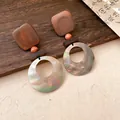Nahaufnahme von Vintage-Maillard-Holz- und irisierenden Perlmuttschalen-Ohrring-Anhängern. - Muschelring Holz Stil (3# Silberstift-Braun)