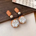 Detailaufnahme von Vintage-Boho-Ohrringen aus Holz mit Blumenanhänger in Braun - Blume Quadrat Holz Stil (2# Silberstift-Braun-Weiß)