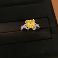Nahaufnahme eines funkelnden gelben Zirkonia-Rings in einer schwarzen Schmuckschatulle - Nur Ring / Einstellbar Offen / Silber/Gelb