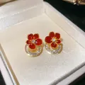 Orecchini a lobo a fiore rosso placcati oro 18 carati con scintillanti zirconi cubici. - Borchie a fiori d'oro / Rosso