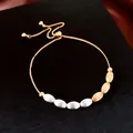 Detailansicht eines 18 Karat vergoldeten Armbands mit strukturierten ovalen Perlen - Ausziehbar verstellbar / Gold-Silber
