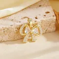 Detailopname van vergulde strikhanger met hartvormige stenen en micro-pave kristallen - Witte Strass Strik Hanger (Alleen Hanger)