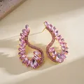 Macro detail van elegante roze zirconia oorbellen in de vorm van een vlindervleugel - Zilveren Stift Roze Vlinder Waterdruppel (9#) / Set van 1 paar / Goud