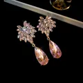 Gedetailleerde weergave van elegante roze druppeloorbellen met zirkoon bloemclusters - Zilveren Oorsteker Cluster Waterdruppel Hanger Stijl (23#) / Set van 1 paar / Goud