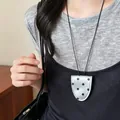 Schicke Brillenclip-Halskette aus silbernem Leder mit Polka Dots an schwarzer Schnur - Punkt Stil / Halskette-Weiß