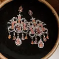 Detailopname van roze kristallen kroonluchter oorbellen met peervormige druppels in doos - Roze Europese Tak Stijl (42#) / Zilver/Roze