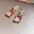Detailweergave van de roze zirkonia oorbellen met sprankelende kristalclusters - Roze Rechthoekige Snit Stijl (44#) / Goud/Roze