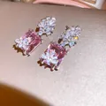 Gedetailleerd macrozicht van roze zirkoon oorbellen met zilveren naald en diamanten accenten - Roze Vlinder Rechthoekige Stijl (45#) / Zilver/Roze