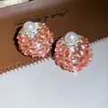 Detailopname van elegante roze cluster oorknopjes met parel en glanzende zirkoniasteentjes. - Roze Bessenbloem Cluster Stijl (46#) / Goud/Roze
