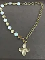 Elegante Perlen- und Goldketten-Halskette mit Blumenanhänger und praktischem OT-Verschluss - Asymmetrischer Ketten-Einzelblumen-Stil / Gold