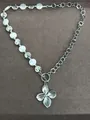 Silberfarbene Kette mit Perlen, Metallperlen und Blumenanhänger mit OT-Verschluss. - Asymmetrischer Ketten-Einzelblumen-Stil / Silber