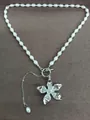 Elegante Perlenkette mit silbernem Blumenanhänger aus Metall und OT-Knebelverschluss - Vollperlen-Perlen-Blumen-Quasten-Stil / Silber