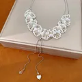 Detail van de kralen kant parelketting met verstelbare trekkoord en een hart hanger - Wit