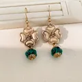 Exquisite Vintage Blumen-Ohrhänger mit grünen Harzperlen und goldfarbenem Finish - Ohrhaken-Ohrringe / Gold mit Grün