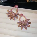 Elegante roze zirkoon bloem oorbellen met zilveren naalden op een fluwelen tray - Zilver Roze Bloemblaadje Stralend Stijl (56#) / Zilver-Roze
