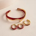 Detailansicht eines Vintage-Schmucksets aus burgunderfarbenem Acetat und Gold mit Ring und Ohrringen - Dreiteiliges Set / Gold-Rot