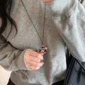 Schicke Halskette mit gepunktetem Welpen-Anhänger und schwarzem Lederband auf grau - Schwarz