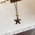 Collier pendentif étoile de mer imprimé léopard fait main sur cordon en cuir marron - Forme d'étoile de mer / Marron