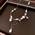 Elegante collana in argento con perle bianche, gemma a goccia e dettagli a nappa - Bianco