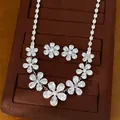 Elegante zirkonia bloem ketting en oorbellen set op bruin fluweel display - Ketting En Oorbellen Set / Zilver-Wit