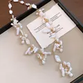 Elegante Halskette im französischen Stil mit unregelmäßigen Barockperlen und goldfarbener Kette - Halskette-Gold-Weiß-Lang