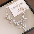 Elegante französische Barockperlen-Quastenhalskette mit vergoldeten Kettendetails - Halskette-Weiß-Kurz