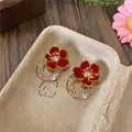 Rote Blumen-Ohrstecker im Vintage-Palast-Stil mit klaren Zirkonsteinen in Goldoptik - Vintage-Palast-Blumen-Rundstil / Gold Rot