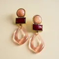Dettaglio di orecchini geometrici vintage in acrilico con tocchi bordeaux e pesca. - Stile Rosa e Rosso