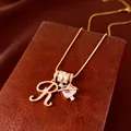 Detail van de 18k vergulde ketting met glanzende zirkonia hart en letter R hangers - Letter R Roze Planeet Hart Stijl / Goud