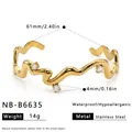Detaillierte Ansicht des gewellten vergoldeten Edelstahl-Armreifs mit Zirkoniasteinen - Unregelmäßiger Wellenstil (NB-B6635) / 18K-Gold / Gold