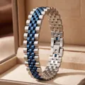 Detail des zweifarbigen massiven Edelstahl-Uhrenarmbands mit fünf Gliedern in Silber und Blau - 12mm Gerade / Blau & Silber