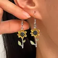 Levendige zonnebloem oorbellen met zwart kristallen hart en zilverkleurige steeltjes - Zonnebloem Oorbellen Stijl (05 Wit K 10007)