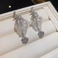 Gros plan détaillé de boucles d'oreilles pendantes feuille en zircon avec perles blanches fines - Tige d'oreille en argent-Blanc
