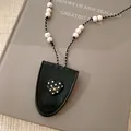 Detailansicht der Lederhalskette mit Herz-Polka-Dot-Anhänger und weißen Perlen - Herz / Schwarz