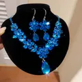 Detailansicht eines luxuriösen blauen Zirkonia Blumen Halsketten und Ohrring Sets - Zweiteiliges Set / Silber-Blau