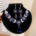 Detailansicht des Luxus-Blumenschmucksets mit blauem Zirkon-Tropfenanhänger und Ohrringen - Zweiteiliges Set / Silber-Lila