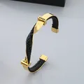 Heren C-vormige gouden rvs armband met gevlochten zwart leer en zwarte steentjes - Goud Zwart