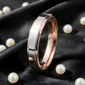 Gros plan d'une bague bicolore en acier titane rose doré et argent sur soie noire - Taille 7 / Style à Double Niveau (01) / 4mm Largeur / Argent avec Or Rose