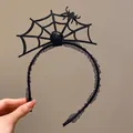 Vue détaillée d'un serre-tête d'Halloween noir avec toile d'araignée et araignée en velours. - Noir