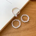 Gros plan d'un ensemble de bagues en perles avec des bandes perlées et une bague. - Ensemble trois pièces / Argent