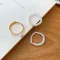 Vue détaillée d'un ensemble de bagues en perles vintage avec anneau ouvert plaqué or 14k. - Ensemble trois pièces / Or